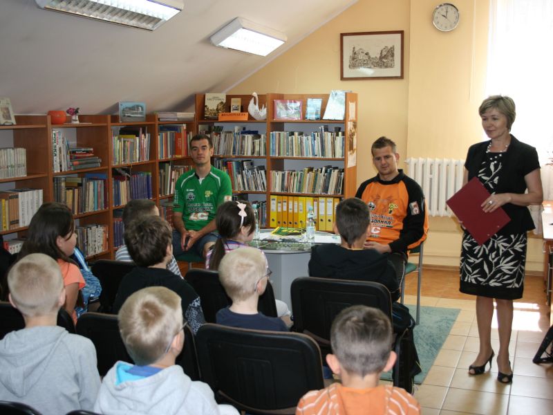 Veljko Nikitović i Sergiusz Prusak spotkali się z dziećmi w Bibliotece Publicznej im. Zbigniewa Herb