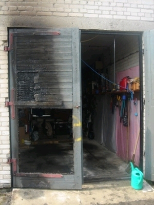 Spalone drzwi garażu (policja)