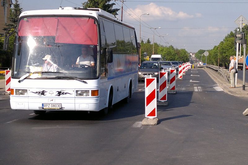 Utrudnienia to efekt przebudowy skrzyżowania i budowy nowej trakcji trolejbusowej.  (Maciej Kaczanow