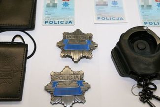 Podczas przeszukania mieszkania odnaleźli i zabezpieczyli trzy opatrzone nieaktualnym wzorem podrobi