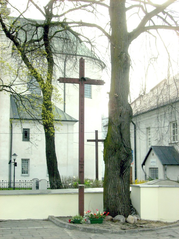 Krzyż, przeniesiony z działki należącej do centrum handlowego, stanął nieopodal kościoła (Inwestor)