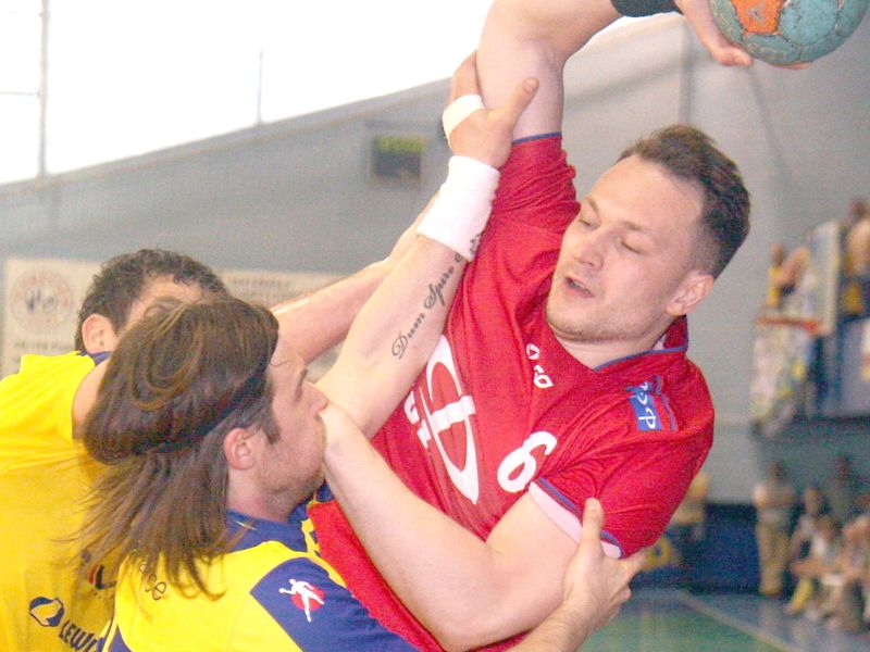Krzysztof Tylutki rzucił MMTS w pierwszym meczu pięć bramek<br />
 (JACEK ŚWIERCZYŃSKI)