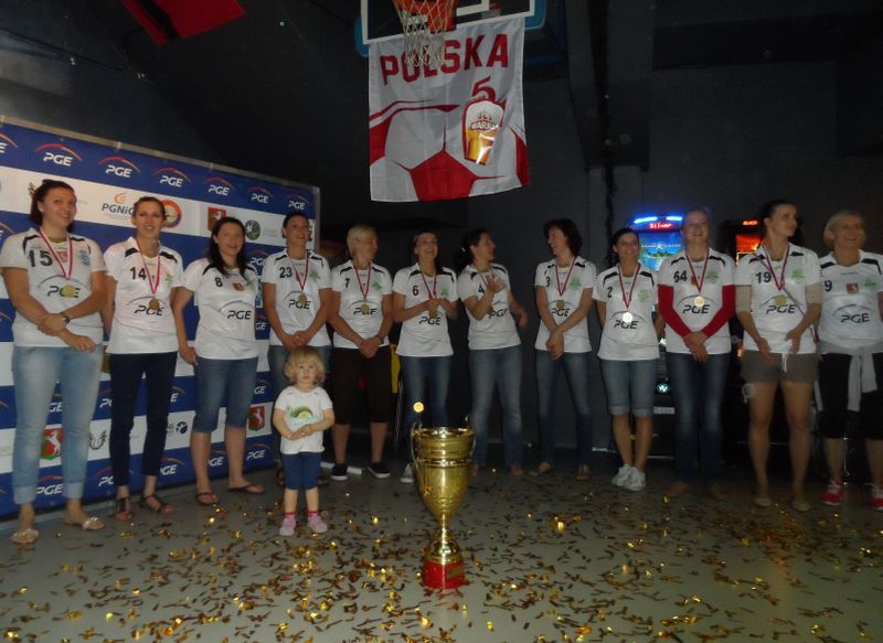 W poniedziałek w pubie Basketon szczypiornistki SPR Lublin świętowały wspólnie z kibicami wywalczeni
