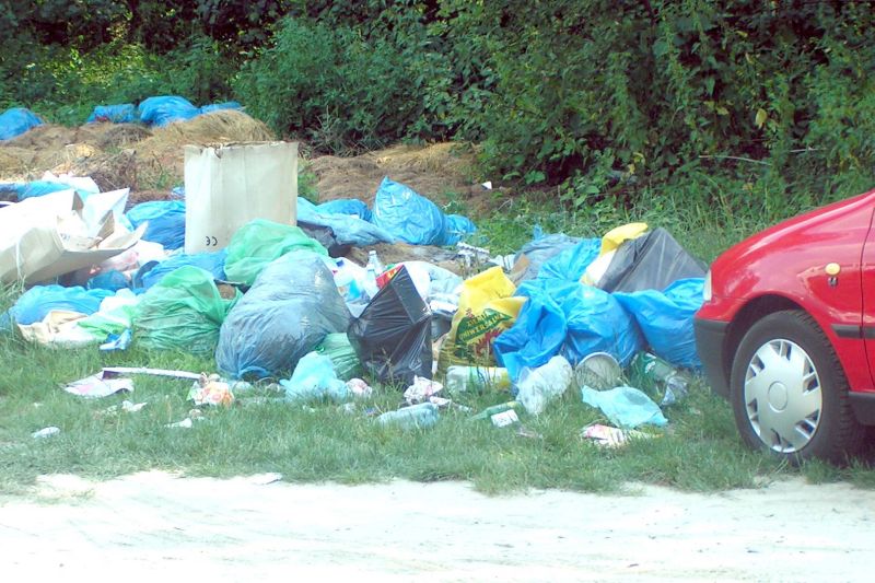 Mieszkańcy gminy Hrubieszów obawiają się, że tak skończy się gospodarka odpadami w gminie – w lesie 