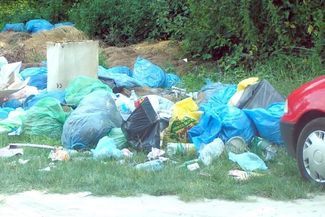 Mieszkańcy gminy Hrubieszów obawiają się, że tak skończy się gospodarka odpadami w gminie – w lesie 