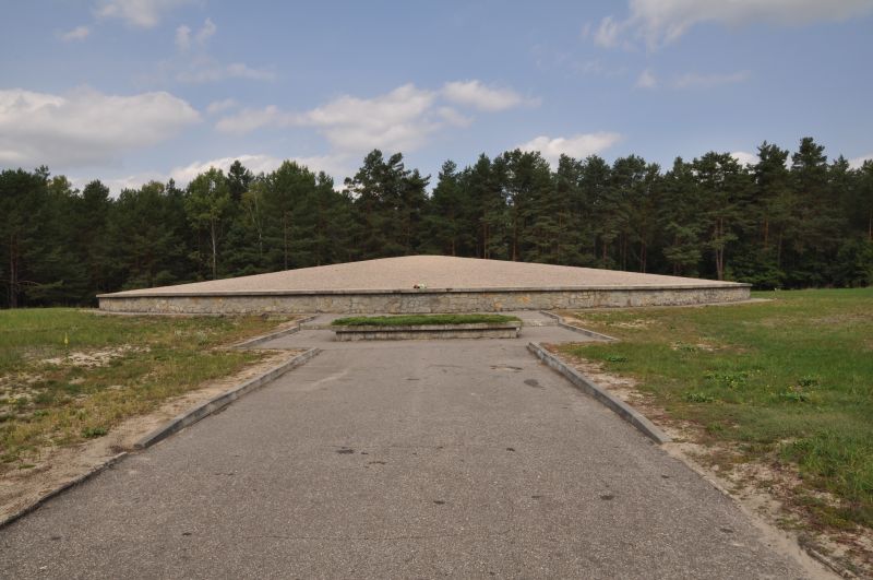 Obóz III to teren, gdzie dzisiaj stoją pomniki - kobieta z dzieckiem i kubik z kamienia oraz tzw. ko