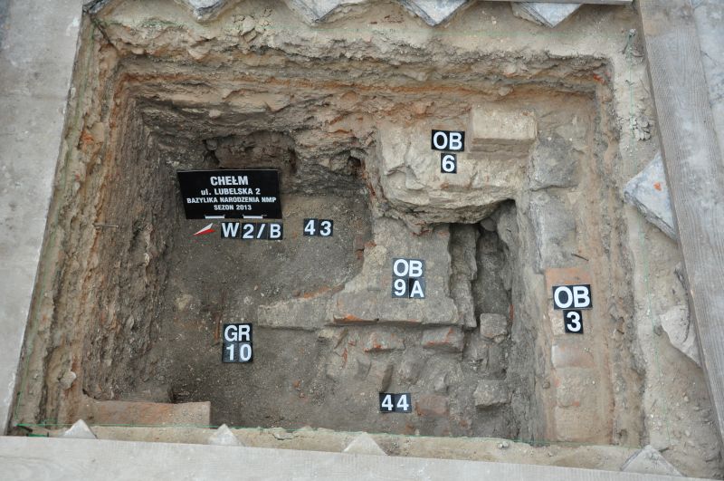 Widok wykopu 2/B z pozostałościami: cmentarza szkieletowego z XVII wieku, murów starszych świątyń z 
