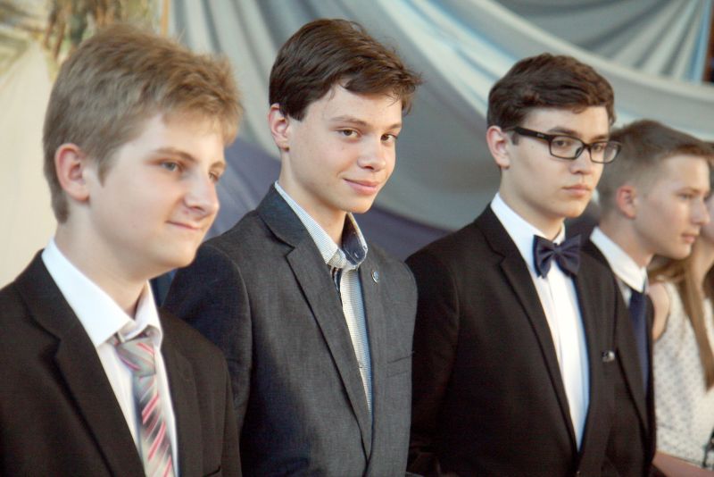 Jan Rybojad (drugi z lewej) z Gimnazjum im. św. Stanisława Kostki, dzięki zdobyciu sześciu tytułów l