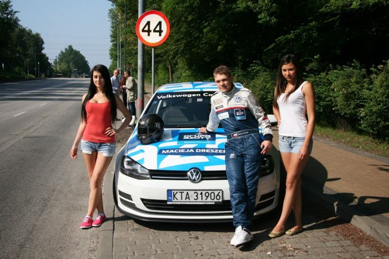 Ograniczenie prędkości do 44km/h, dwie rasowe wyścigówki VW Castrol Cup oraz ładne dziewczyny walczy