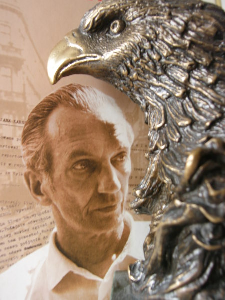 Jan Karski i Orzeł – statuetka nagrody Jego imienia<br />
 (Archiwum DW)