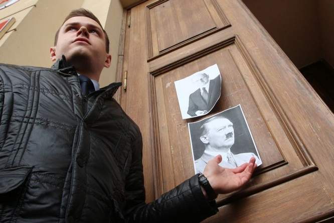 Kabaciński powiesił na drzwiach Urzędu Miasta podobizny Żuka, Hitlera i członka Ku Klux Klanu  (Wojc