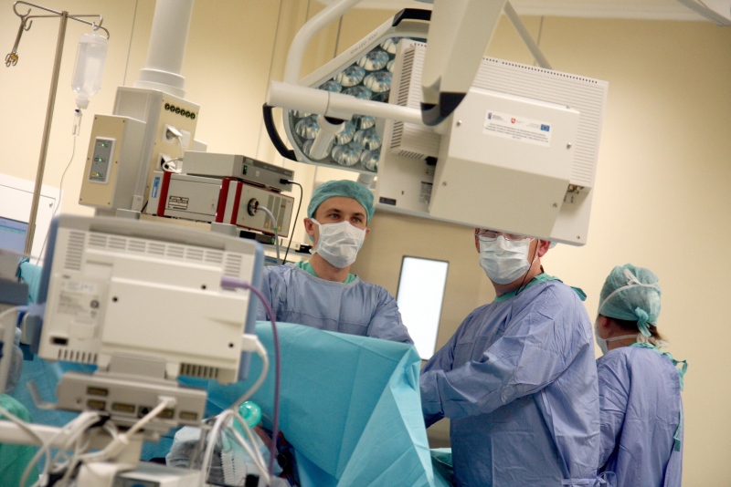 W czterech klimatyzowanych salach operacyjnych chirurdzy korzystają z najnowszego sprzętu (Jacek Świ