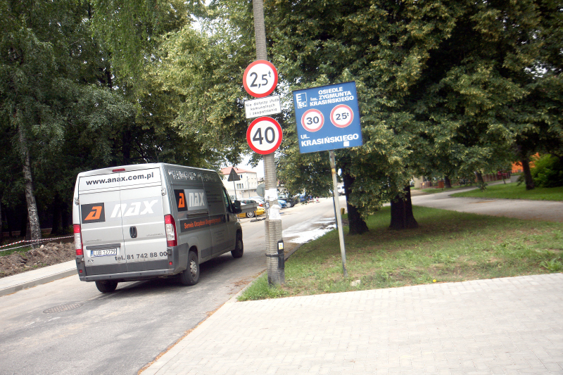 Wielu kierowców ignorowało znak, później mimo ograniczeń wjeżdżało w ul. Krasińskiego (Jacek Świercz