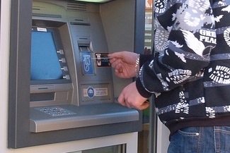 Wypłaciła z bankomatu pieniądze, z konta zniknęło dwa razy więcej