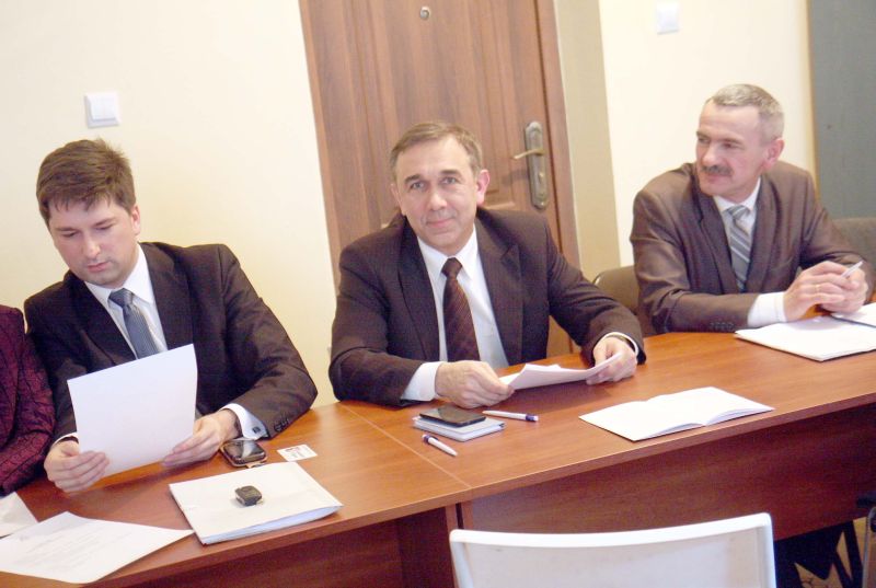 Grzegorz Czelej (w środku) jest jednym z bardziej znanych regionalnych polityków PiS. Jego pozycji, 