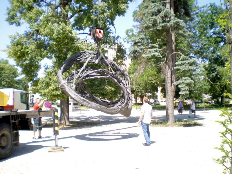 Rzeźba "Chaos" stanęła na Skwerze Niepodległości (Mateusz Dolak)