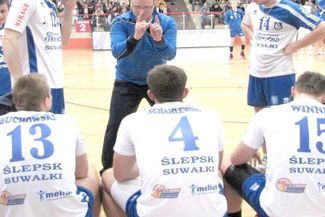 Libero Kamil Dembiec (nr 9, pierwszy z lewej) i przyjmujący Jakub Peszko (nr 14) mają zamienić Śleps