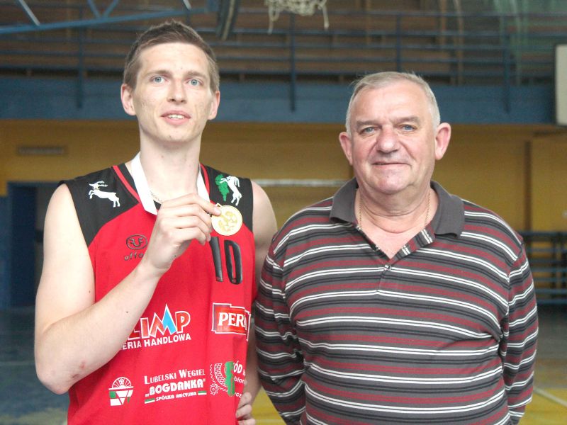 Kapitan zespołu, Dawid Myśliwiec (z lewej) i trener złotej drużyny, Zdzisław Szabała (MACIEJ KACZANO