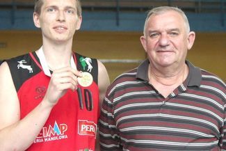 Kapitan zespołu, Dawid Myśliwiec (z lewej) i trener złotej drużyny, Zdzisław Szabała (MACIEJ KACZANO