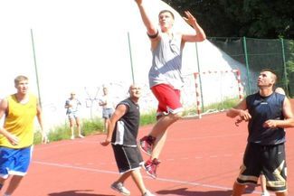 Grzegorz Mordel (z piłką) i jego koledzy z Kukuły zostali zwycięzcami Alco Cup 6
 (KAMIL KOZIOŁ)