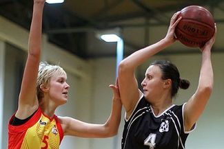 Grażyna Witkoś (z lewej) wzmocni strefę podkoszową AZS UMCS Lublin (Sebastian Stankiewicz/sebafoto.c