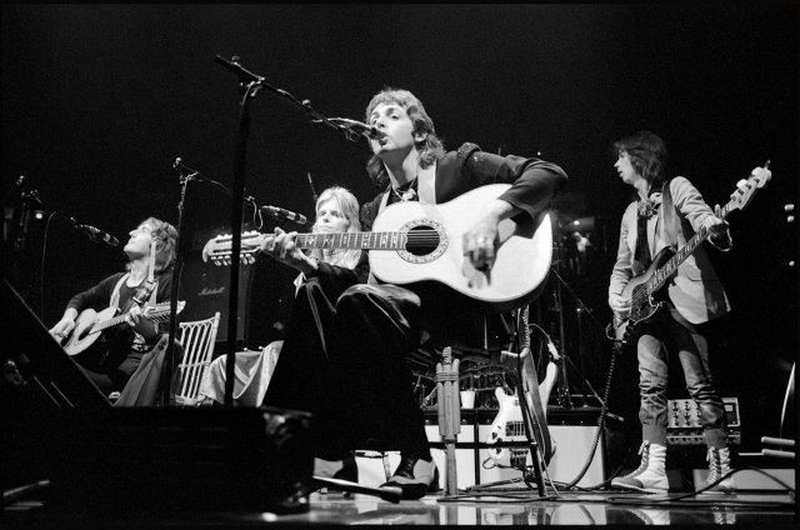 Tak Paul McCartney grał podczas pamiętnego tournee po Ameryce Północnej w 1976 roku<br />
Credit:<br />
 (Univ