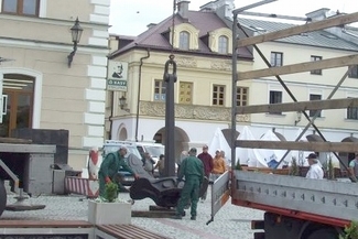 Na Rynku Solnym stanęła ogromna kotwica statku "Ziemia Zamojska” (UM Zamość)