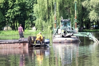 Trwa oczyszczanie wody przy kościele pw. św. Jana Nepomucena (UM Zwierzyniec)