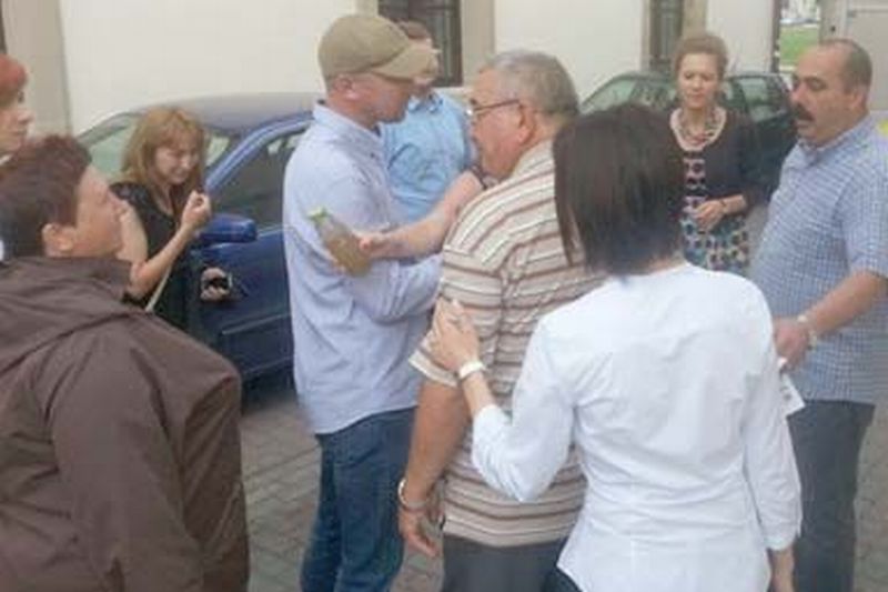 Goście z Rumunii dostali zanieczyszczoną wodę ze studni w Rogowie (Facebook/protest)