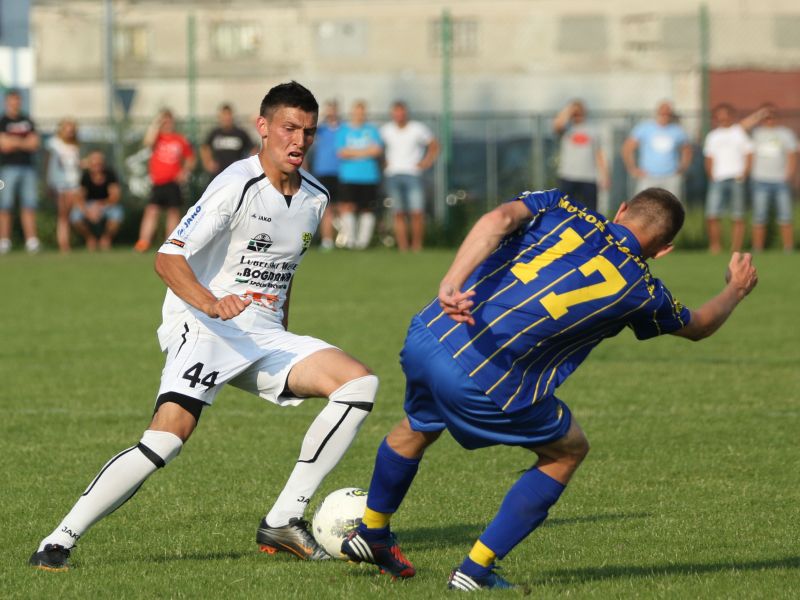 Damian Szpak (w białej koszulce) strzelił dwie bramki swojemu byłemu klubowi (MACIEJ KACZANOWSKI)