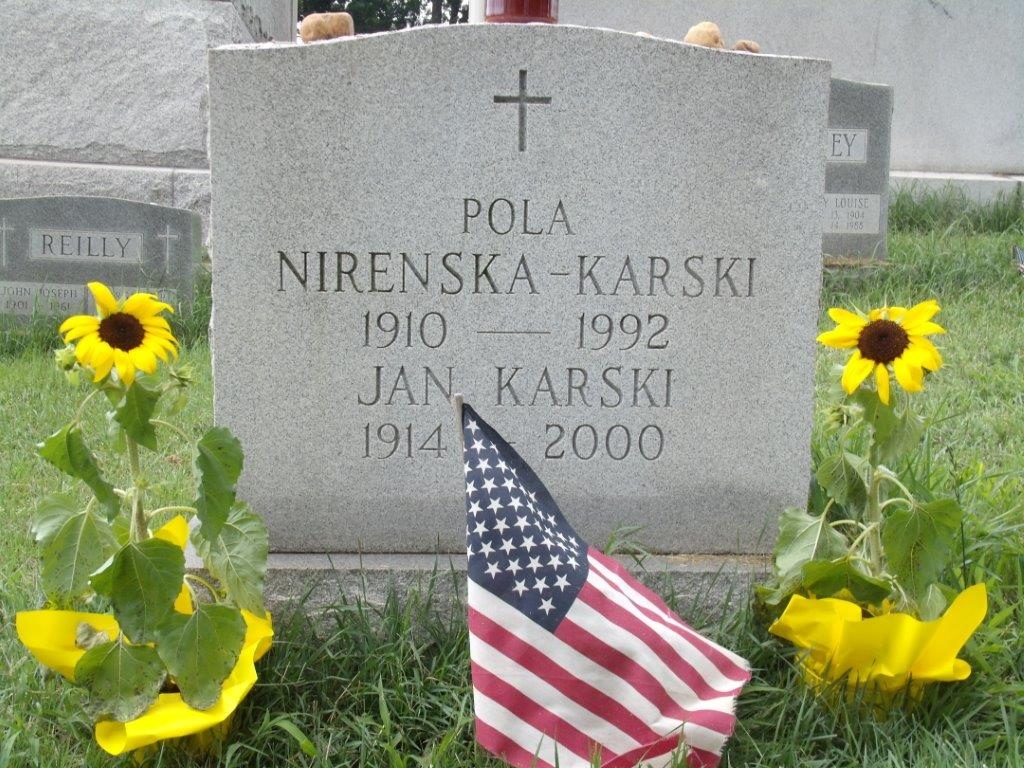Skromny grób Jana Karskiego i jego małżonki  na cmentarzu Góry Oliwnej jest miarą wielkości tego czł