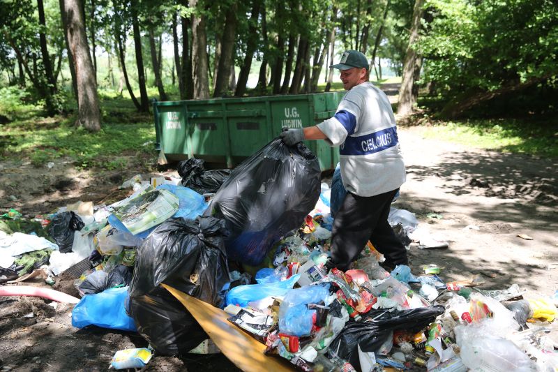 Po każdym letnim weekendzie nad jeziorami zostają góry śmieci. Ich wywóz kosztuje gminę Ludwin 300 t