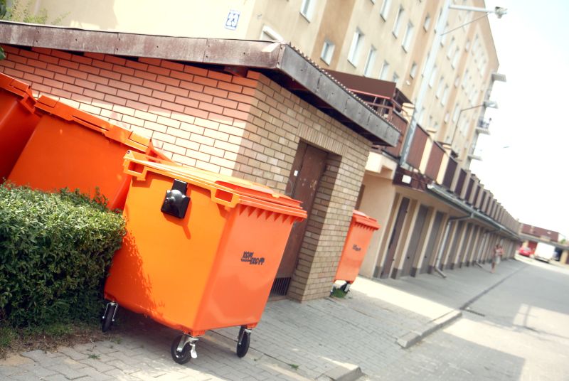 Mieszkańcy z ul. Porzeczkowej widzą zmianę w odbieraniu śmieci. Jeszcze stoją pojemniki dotychczasow