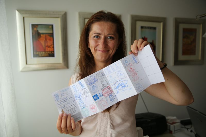 Monika Malec prezentuje paszport pielgrzyma. Do Santiago de Compostela szła ponad 2 tygodnie. (Macie