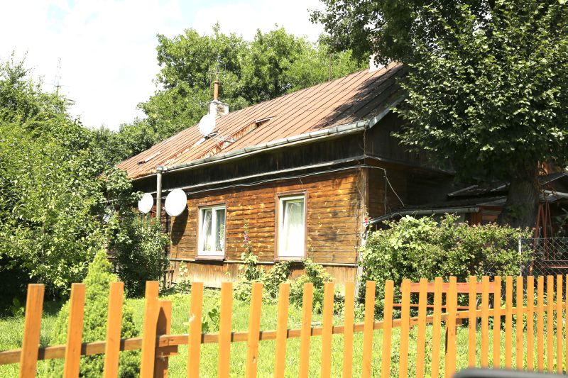 W jednym z budynków zajmowanych przez LKJ mieszkają trzy rodziny (Maciej Kaczanowski)