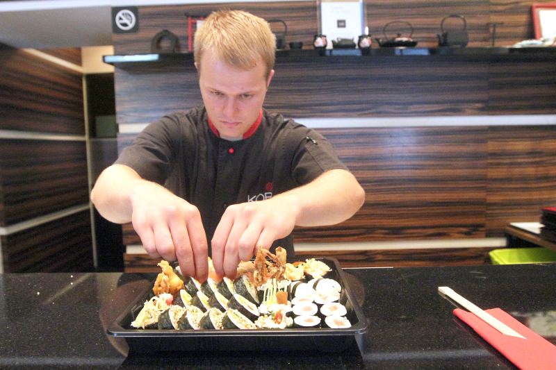 Lunchowy zestaw Set Susumu zaraz pojedzie z KOBI do zamawiającego. Ale pracownicy przyznają, że więcej osób przychodzi do nich w czasie przerwy, niż zamawia sushi do pracy<br />
 (Wojciech Nieśpiałowski)