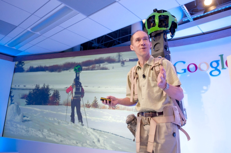 Luc Vincent - inżynier technologii geoprzestrzennej w Google demonsturuje plecak Street View, który wykorzystywany jest w fotografowaniu trudno dostępnych miejsc (Google)