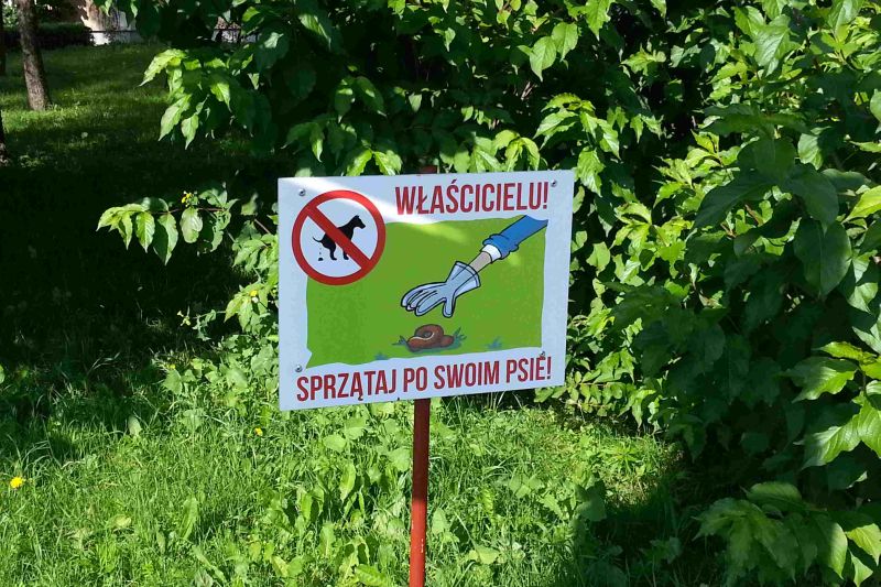 Ul. Żelazowej Woli w Lublinie. Tu właściciel terenu przypomina właścicielom psów o ich obowiązkach (
