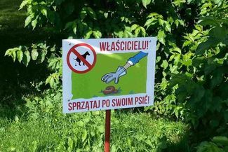 Ul. Żelazowej Woli w Lublinie. Tu właściciel terenu przypomina właścicielom psów o ich obowiązkach (