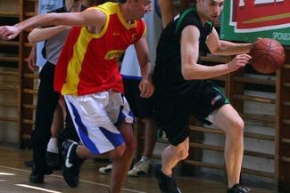 Aleksander Mrozik (z piłką) w przeszłości występował w lidze NCAA. Teraz jako agent koszykarski prow