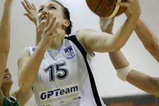 Magdalena Kaczmarska (biały strój) przed rokiem brylowała na parkietach ekstraklasy. W nowym sezonie