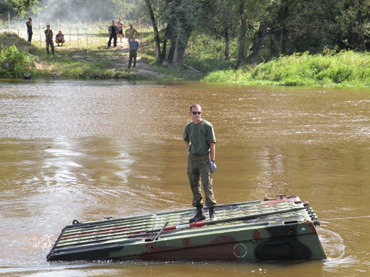 Rozkładanie mostu pontonowego na Bugu w Zbereżu