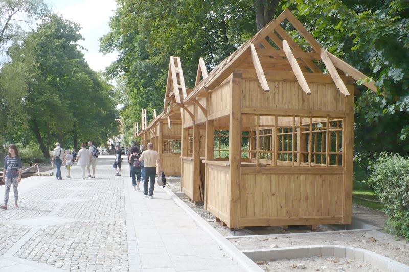 Zgodnie z planem, przy deptaku stanęły drewniane budki, w których będą sklepy (Stanisław Dudkowski)