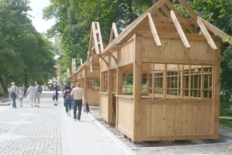 Zgodnie z planem, przy deptaku stanęły drewniane budki, w których będą sklepy (Stanisław Dudkowski)