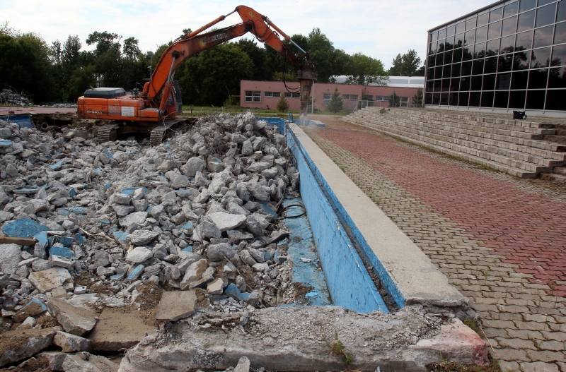 Na placu budowy kompleksu pływackiego przy Al. Zygmuntowskich rozpoczęły się już prace rozbiórkowe (