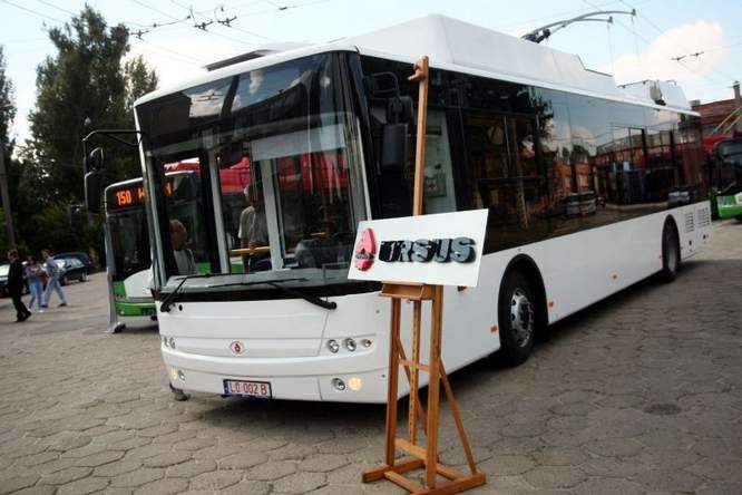 Trolejbus złożony w lubelskiej fabryce Ursus na bazie ukraińskiego pojazdu marki Bogdan. W tle solar