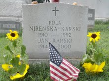 Skromny granitowy nagrobek zaprojektowany przez Jana Karskiego jest miarą jego wielkości (Ira Rubin)