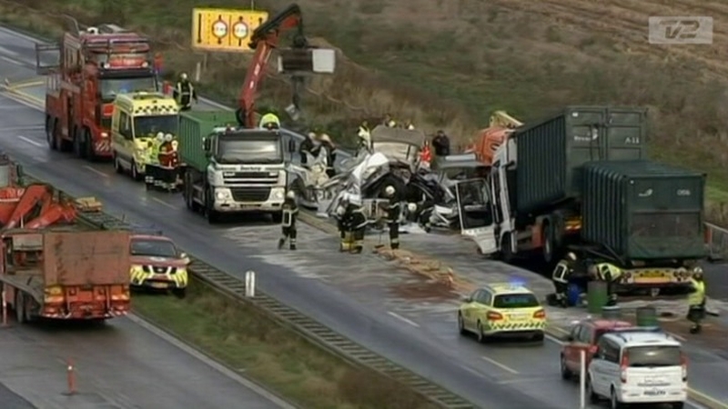 Dwóch mężczyzn zginęło w wypadku busa na polskich numerach (DK TV2/x-news)