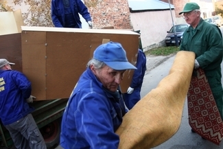 Pracownicy spółdzielni mieszkaniowej, w obecności komornika, wynosili meble i kartony z osobistymi r