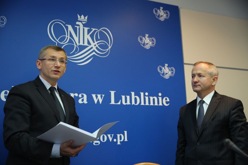 Edward Lis (po prawej) jest szefem lubelskiej delegatury NIK. Po lewej prezes NIK Krzysztof Kwiatkow